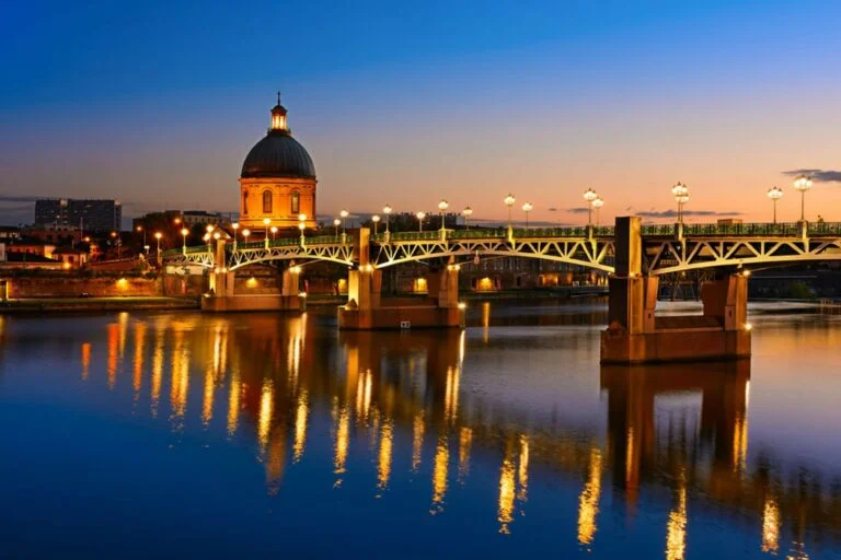 Die Kuppel La Grave und die Brücke Saint-Pierre über der Garonne in Toulouse in der Abenddämmerung