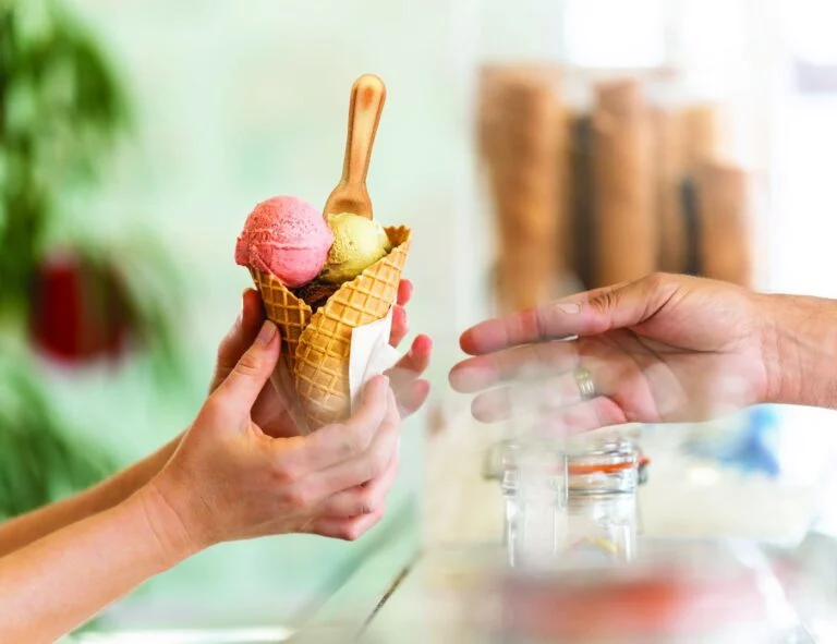 Eistüte mit einer Spoonette, dem essbaren Kekslöffel der Biscuiterie Artisanale de Sommières